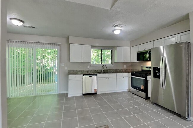 Building Photo - 1174 Empire Cir