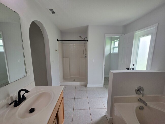 Building Photo - Beautiful 4 Bedroom in Gated Compass Pointe