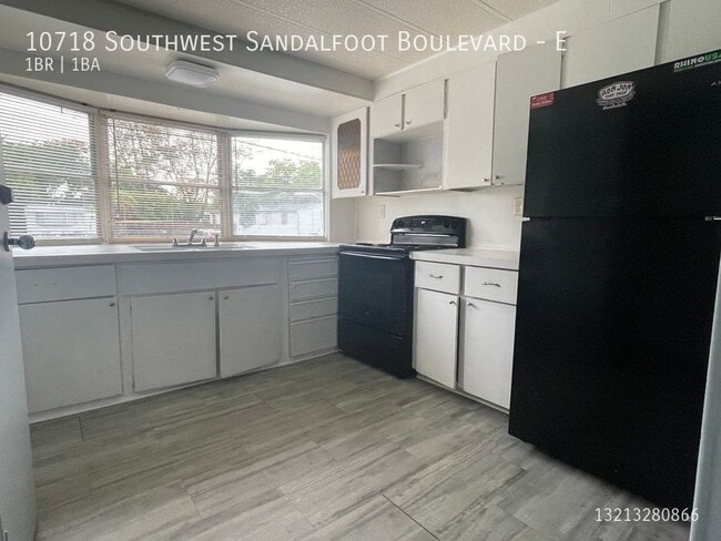Building Photo - 10718 SW Sandalfoot Blvd
