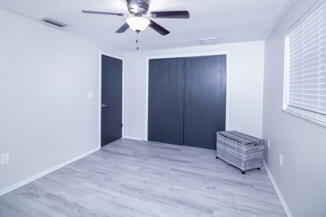 Building Photo - 6443 Lomand Ave