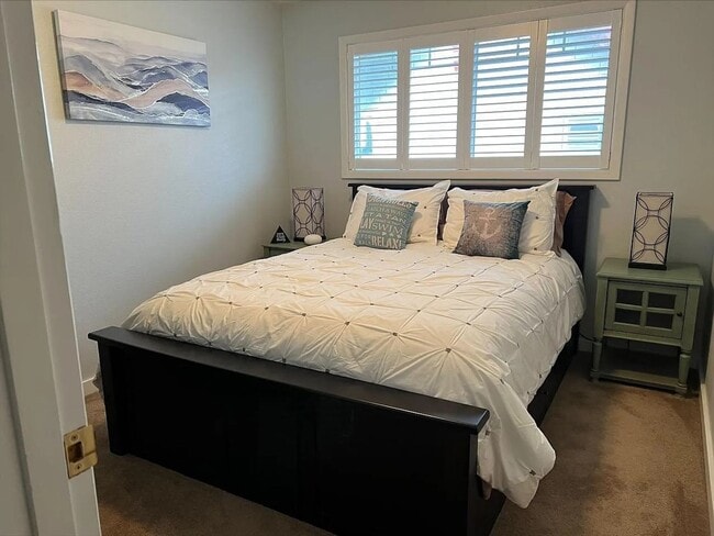 Building Photo - Furnished 2 bed/1 bath Apartment in Long Beach/All utilities Included