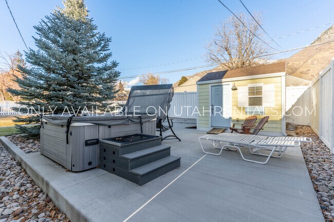 Building Photo - 976 Briar Ave