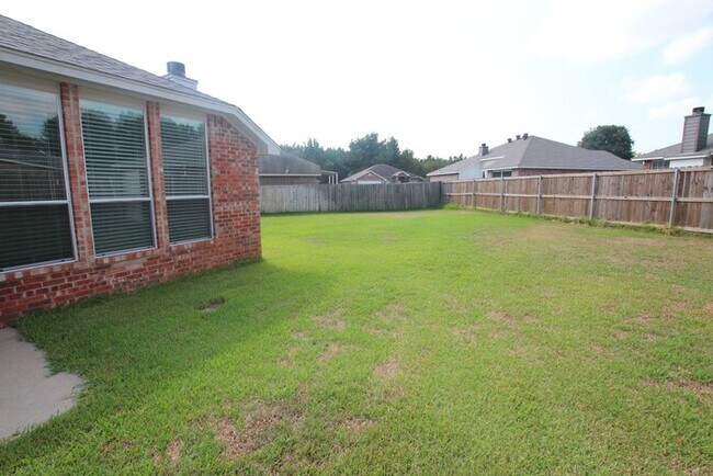 Building Photo - 3 Bedroom 2 Bath in Whitehouse ISD!