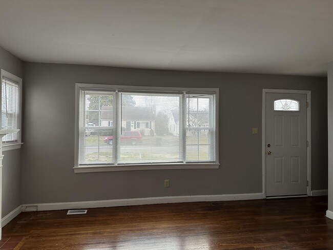 Building Photo - 635 Longview Dr