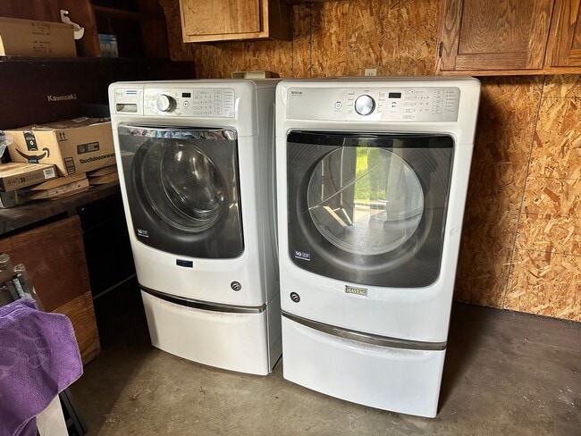 Building Photo - 2 Bedroom/ 1 Bath House in Eureka, Single car Garage with Washer & Dryer included!!