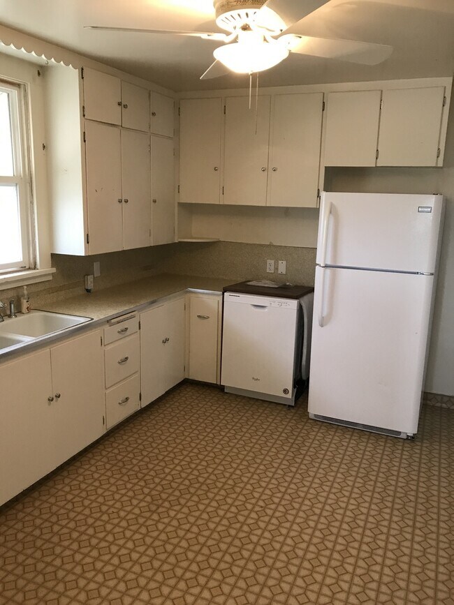 Building Photo - One of a kind ranch home with lake mountain views!