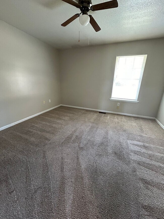 Building Photo - 5559-5561 Pinehurst Ln