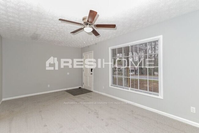 Building Photo - 517 Village Lane