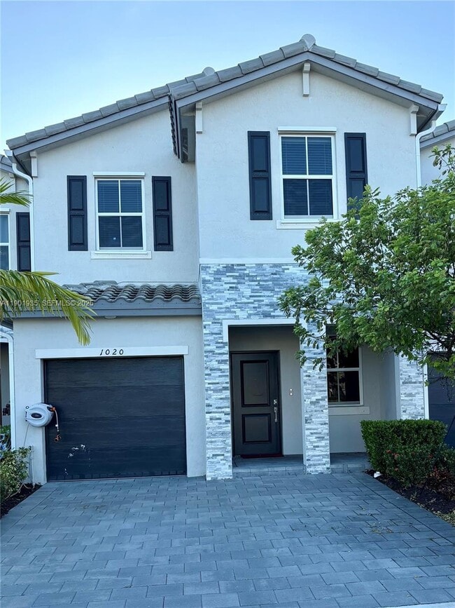 Building Photo - 1020 SE 26th Ter