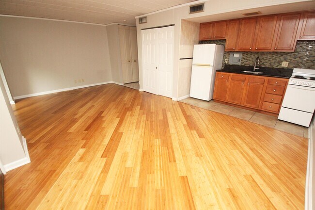 Interior Photo - QUEENSBURY APARTMENTS -- 062