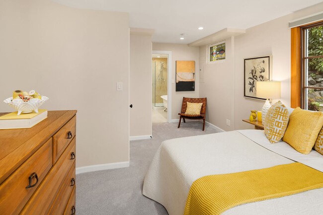 Building Photo - Queen Anne Home