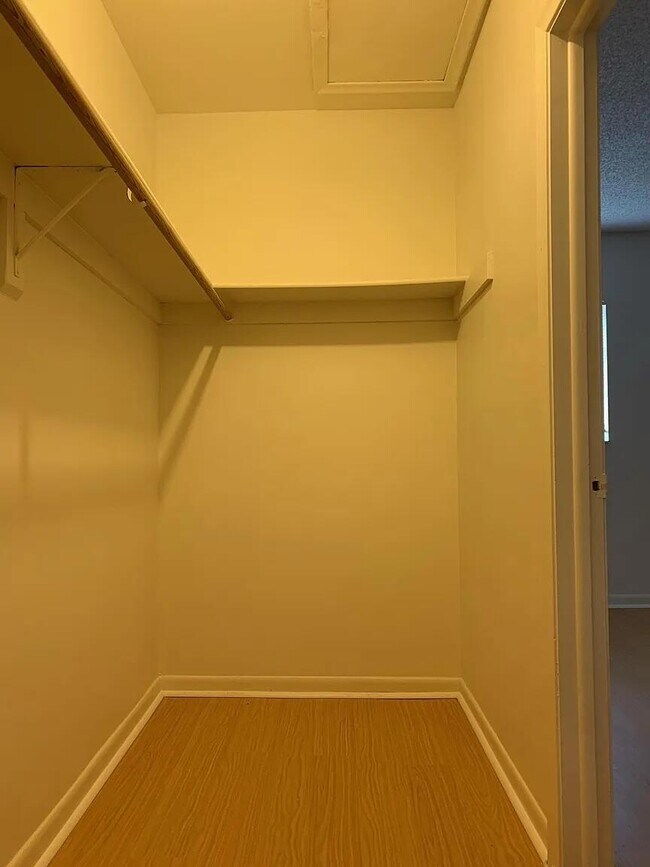 Building Photo - 3060 Riverside Dr