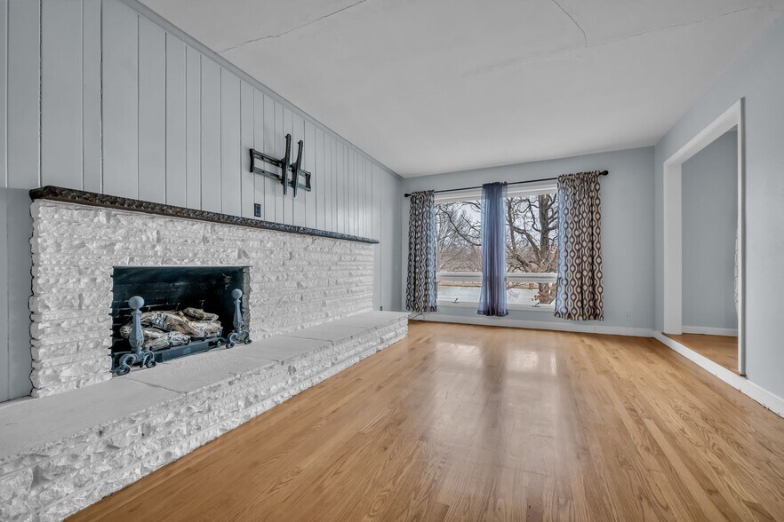 Building Photo - 205 W Lake Dr