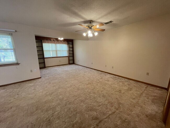 Building Photo - Move-in Special in Sherwood!