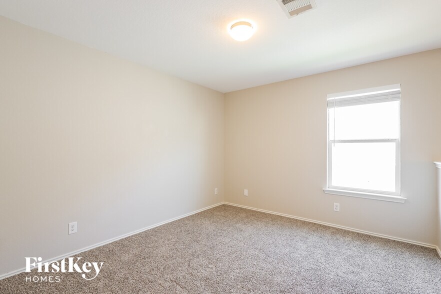 Building Photo - 1811 Buescher Path