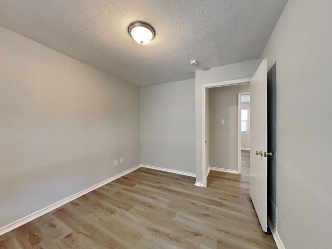 Building Photo - Spacious 3-Bed, 2-Bath Home with Garage, F...