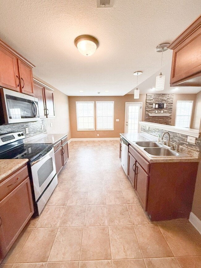 Building Photo - 3 Bedroom 2 Bathroom home! Large Fenced in Backyard!