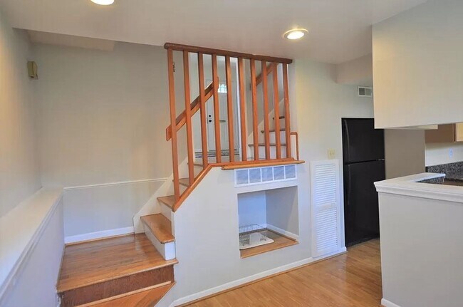 Building Photo - 906 Sylvan Ave