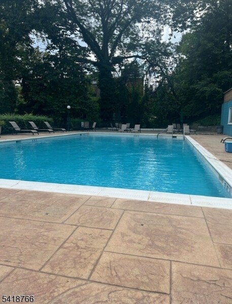 Building Photo - 1375 River Rd