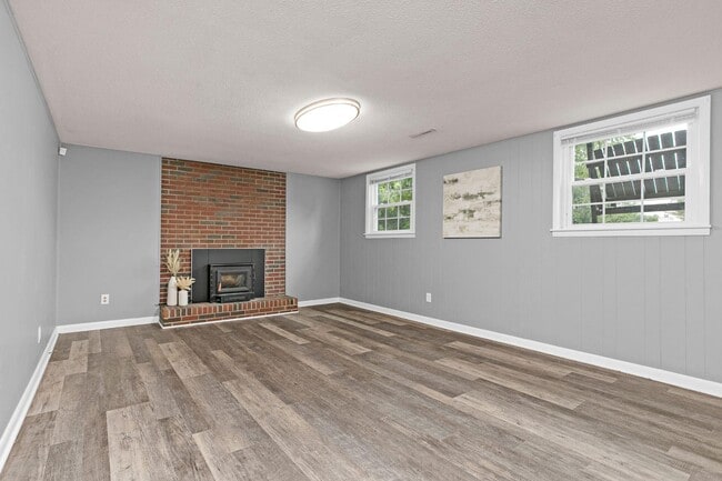 Building Photo - 705 Bon Aire Dr