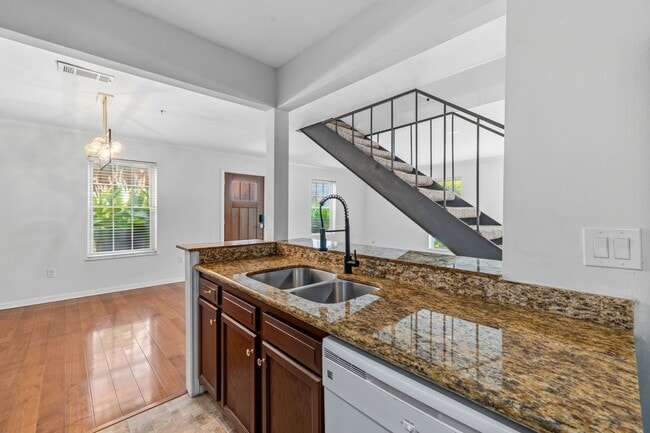 Building Photo - 5534 Beverly Hill St
