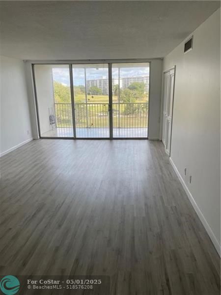 Building Photo - 2901 S Palm Aire Dr