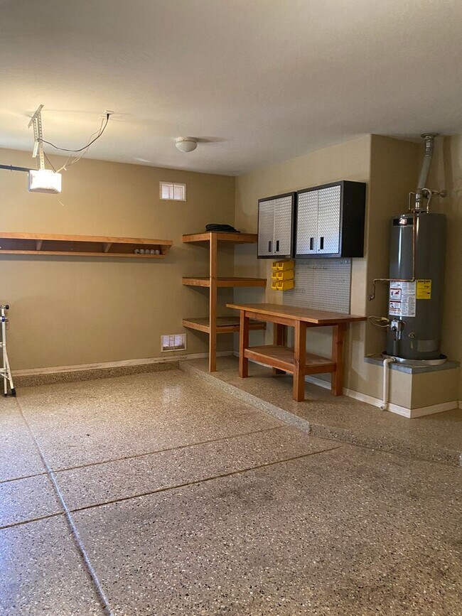 Building Photo - Beautiful 6 Bedroom - 4 Bath w/Private Poo...