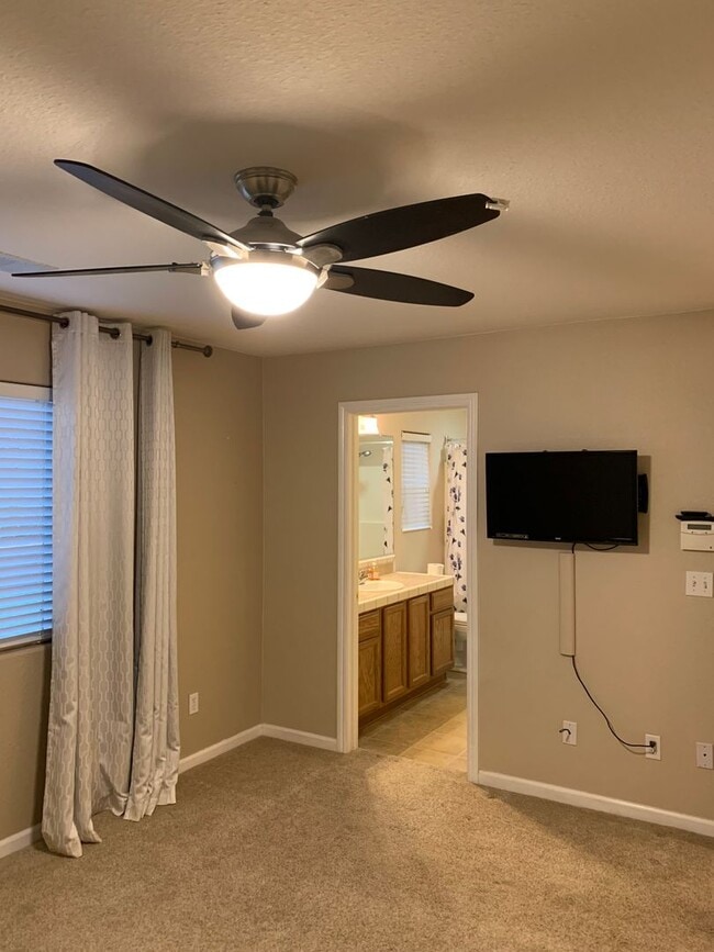 Building Photo - 3 Bedroom 2 Bath Home