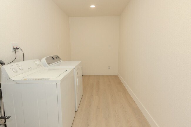 Building Photo - Refreshed Spacious 3 Bed/2 Bath Home in La Mesa!