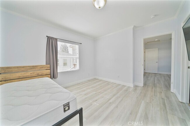 Building Photo - 204 Elm St