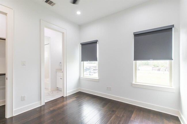 Building Photo - 1032 W 21st St