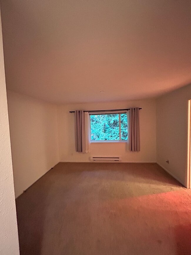 Building Photo - 3 Bed, 2.5 bath Townhome w/1-car garage in Highland Park neighborhood of Renton, $3,075/mo.