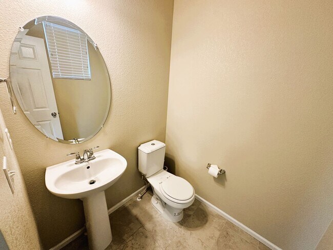 Building Photo - Beautiful 3 Bedroom Home (Available Immedi...