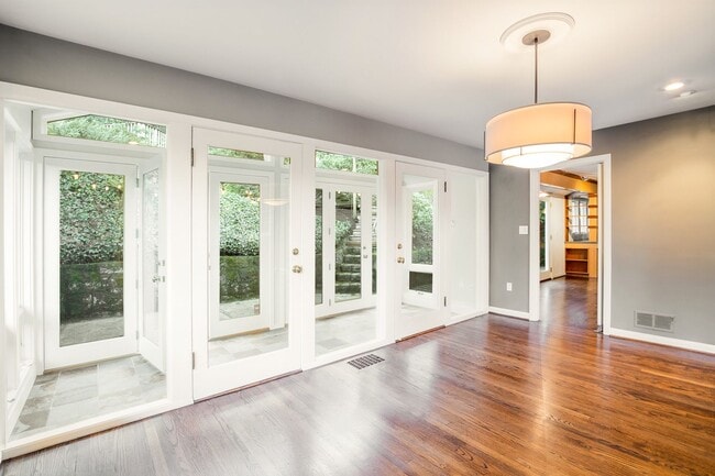 Building Photo - Portland Heights Home w/High-End Finishes! Double Range Viking Stove, Granite, Wood Floors, Sun R...