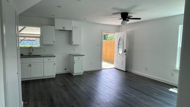 Building Photo - Beautiful New Brand Townhouse