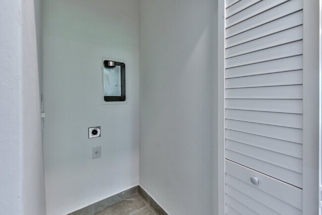 Building Photo - 3 BEDROM 3 BATH TOWNHOUSE IN VILLA MAR BON...