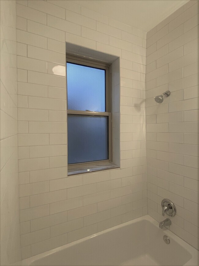 Building Photo - 1425 W Albion Ave