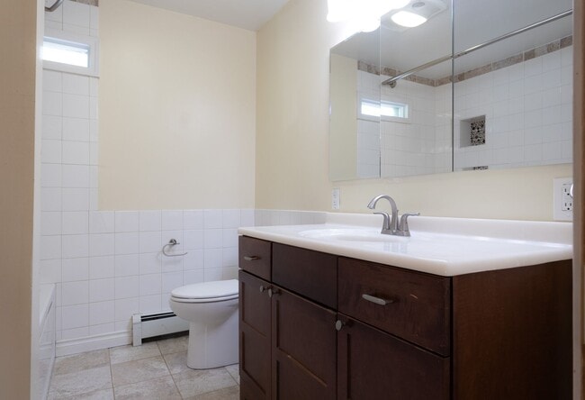 Building Photo - 2 Bedroom/ 1 Bath House