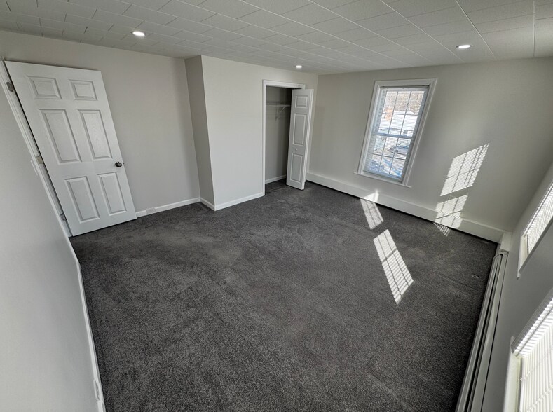 Building Photo - 169 Sewalls Falls Rd