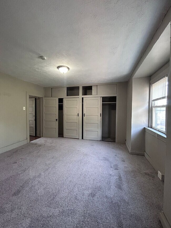 Building Photo - 5 Bedroom 1.5 Bath Home| Brighton Heights ...