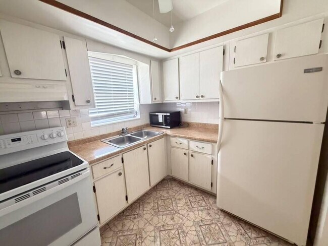 Building Photo - 2727 Dudley Dr W