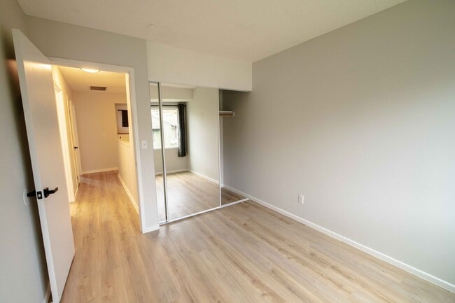 Building Photo - Charming 3 Bed 1.5 Bath Townhome in Wood Village!