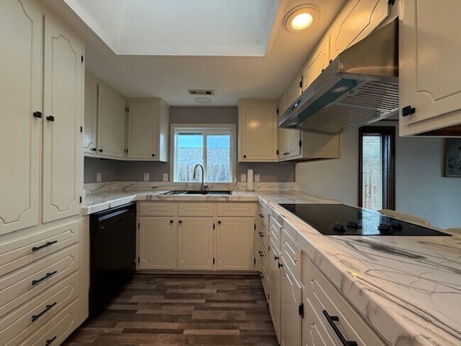 Building Photo - Spacious 3 Bedroom, 2 Bath home in Quality North Bend Neighborhood!