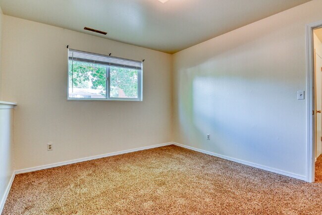 Building Photo - Fantastic Home In Village Seven For Rent