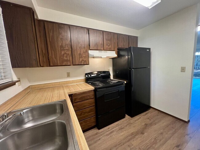 Building Photo - Updated Duplex (Unit A) - Water included!