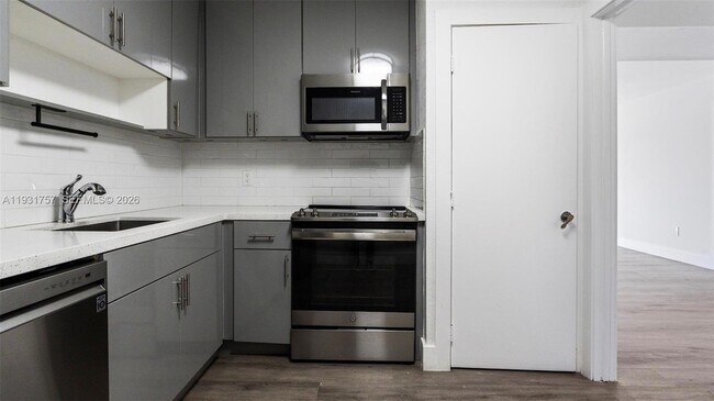 Building Photo - 4158 Inverrary Dr