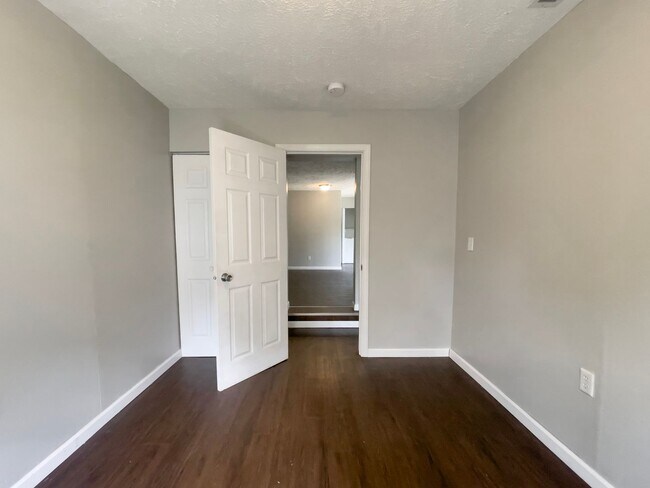 Building Photo - PRELEASING for AUGUST! 5 Bedroom, 3 Bathroom Home Close to Campus: In-Unit Washer and Dryer