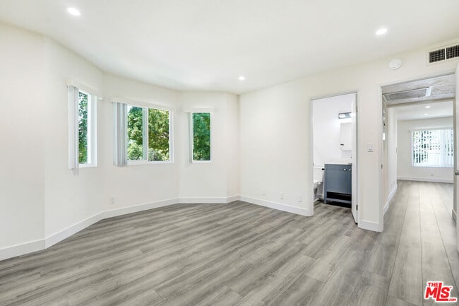 Building Photo - 1547 N Edison Blvd