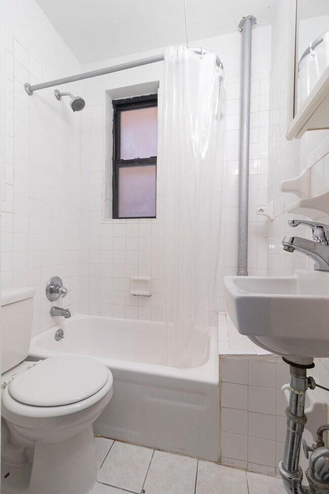 Building Photo - 1823 2nd Ave