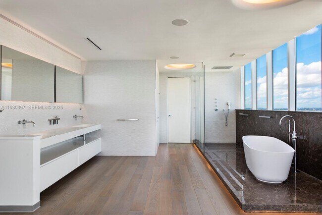 Building Photo - 2020 N Bayshore Dr